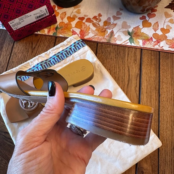 Tory Burch Bombe Miller Slide - Picture 3 of 14